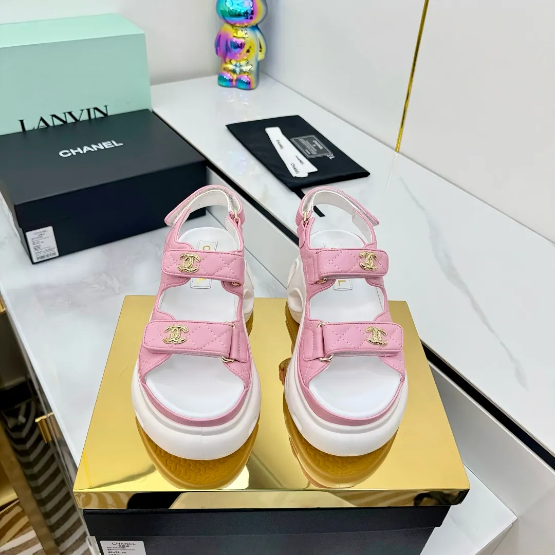 👟👟Ex-factory price 680👟👟 Top version... Chanel｜Chanel Xiaoxiang Velcro Beach Slippers Slippers Casual Beach Shoes 25ss Spring and Summer New Style! Beach shoes are a hit all over the internet! The latest model from the counter, I am still willing to buy it on my feet. It must be ranked among the most popular models. It is invincible in all seasons. Various bloggers and Internet celebrities can see the matching styles. Highly recommended. Pearlescent sheepskin upper, sheepskin lining, suede for feet. Original open-molded TPU outsole size: 35-40 (customized for 40 and 41). Full set of original packaging 👉 👉 👉 👉 👉